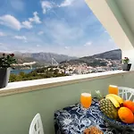Meri & Karla - Two Bedroom With Balcony And Sea View Apartment