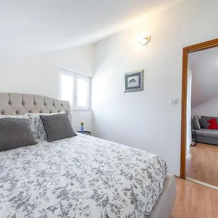 Meri & Karla - Two Bedroom With Balcony And Sea View Апартаменты Дубровник